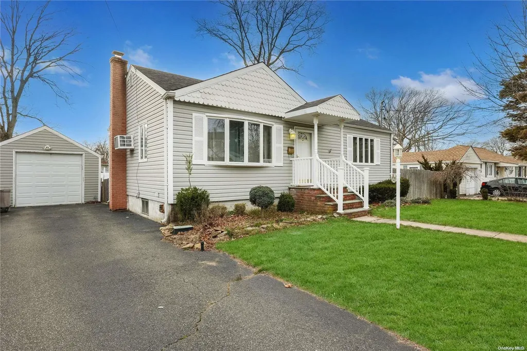 28 Collins Avenue Deer Park NY 11729