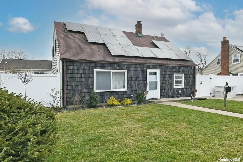 17 Surrey Lane Levittown NY 11756