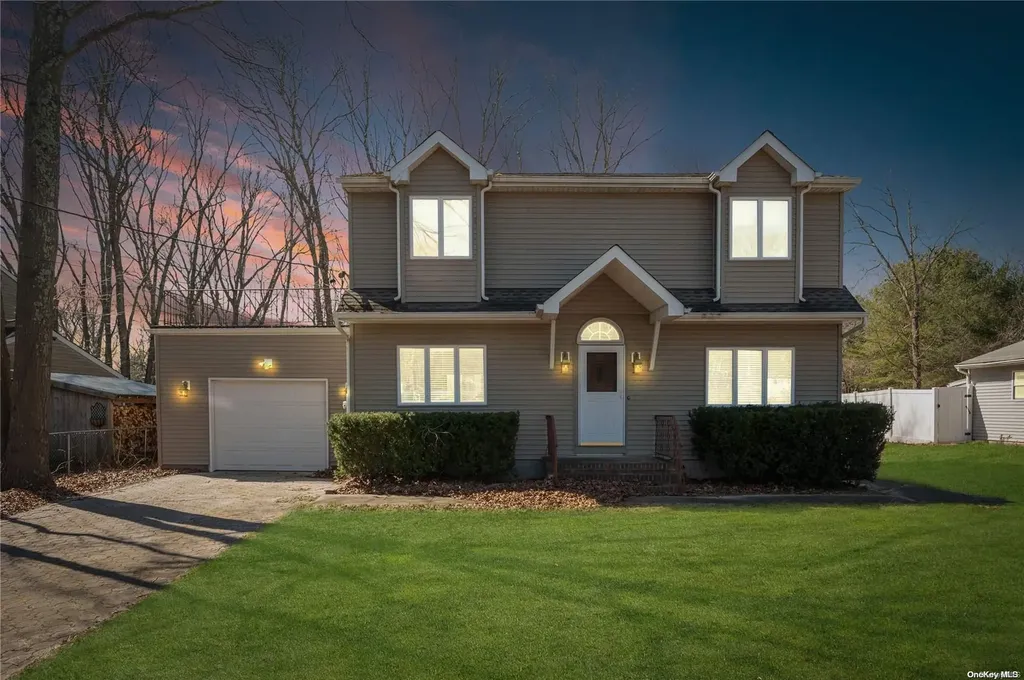 14 Cherokee Trail Ridge NY 11961