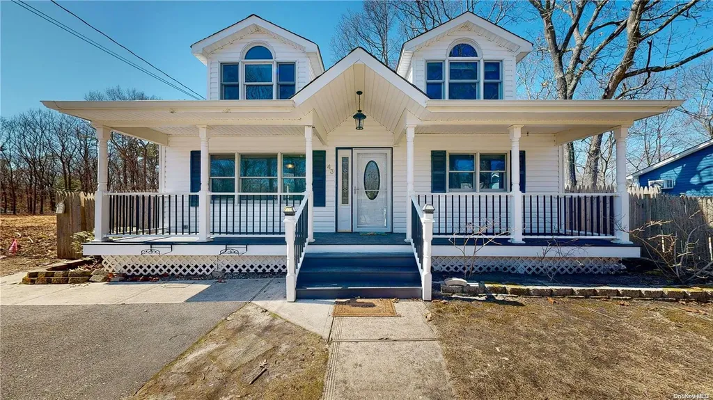 43 W End Avenue Shirley NY 11967