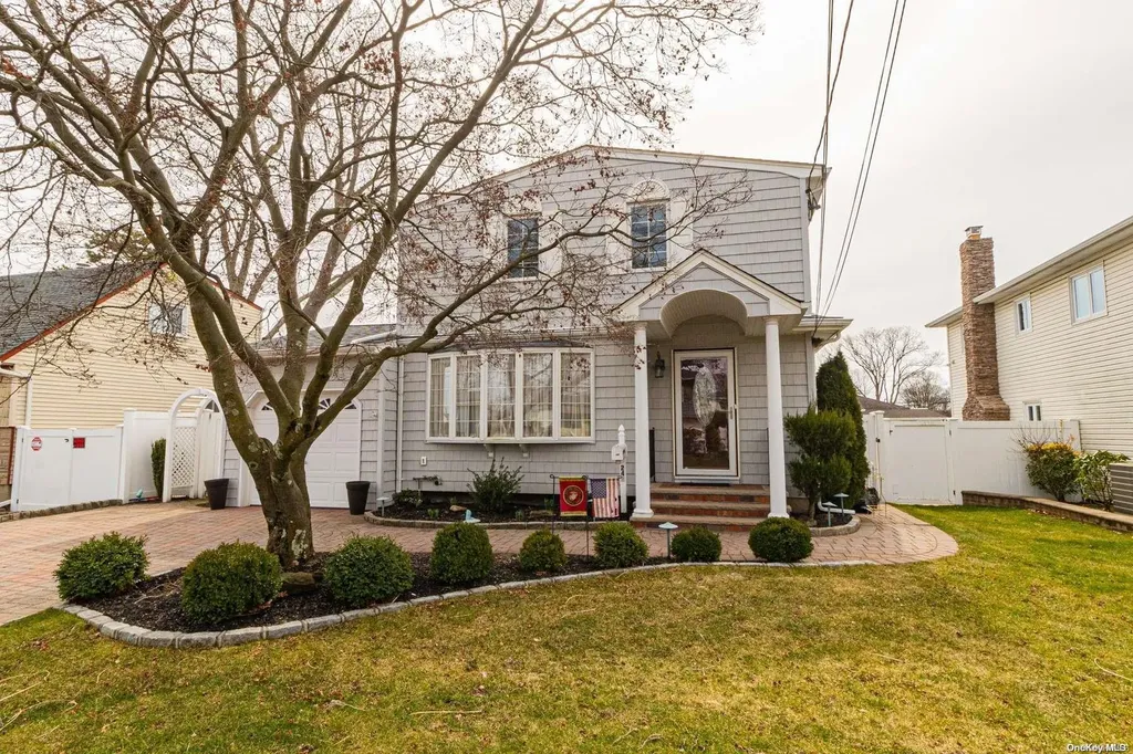 248 Montgomery Avenue West Babylon NY 11704