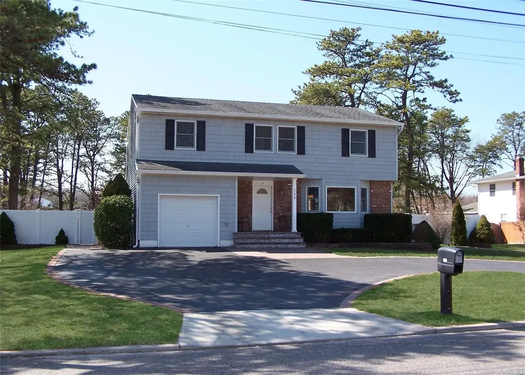 294 N Bicycle Path Selden NY 11784