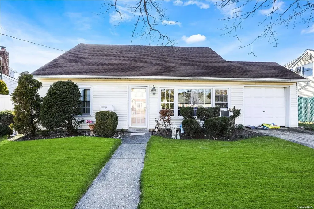 2136 North Drive Seaford NY 11783