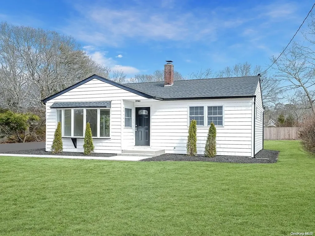 17 Huckleberry Lane Hampton Bays NY 11946