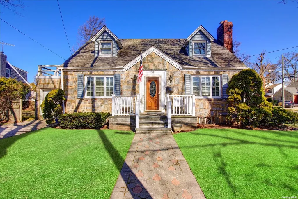 25 Baxter Avenue New Hyde Park NY 11040