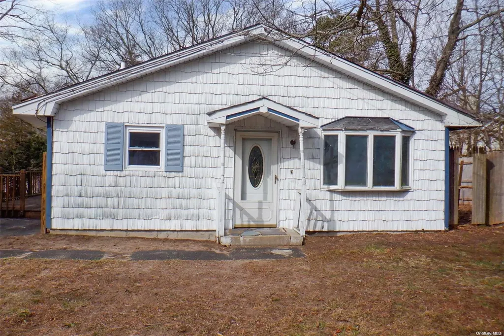 30 Wauwepex Trail Ridge NY 11961