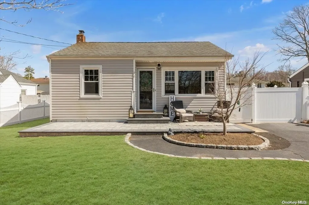 31 Rosemary Lane Centereach NY 11720
