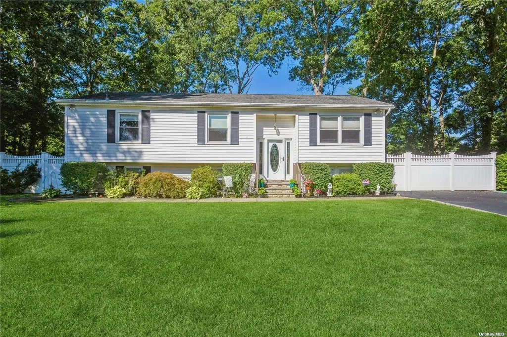 6 Wadsworth Avenue Coram NY 11727