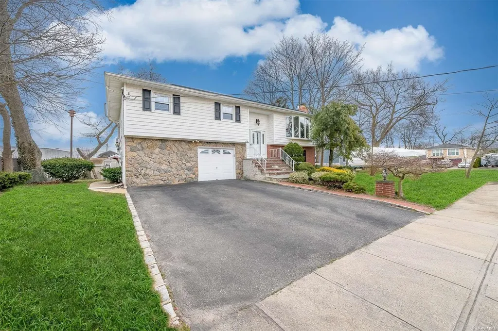 608 Tompkins Lane Lindenhurst NY 11757