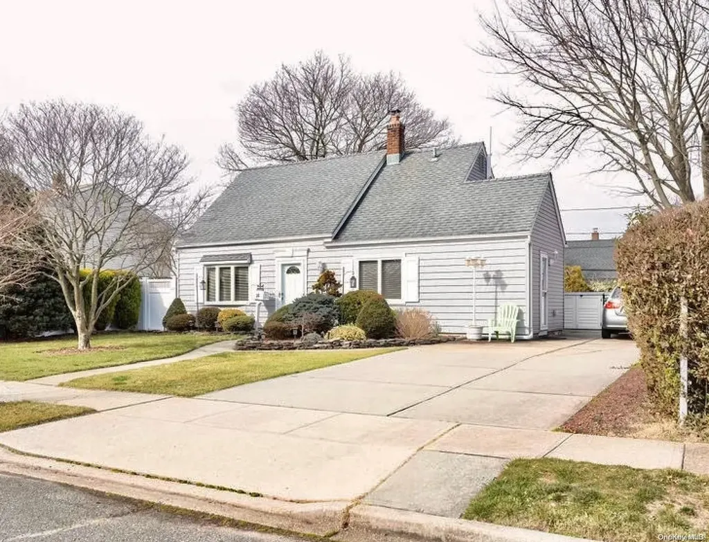 34 Academy Lane Levittown NY 11756