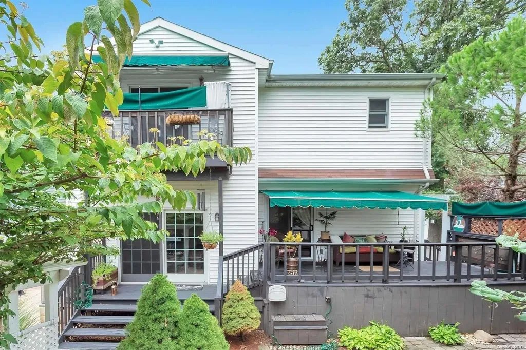 33 Triangle Place Freeport NY 11520