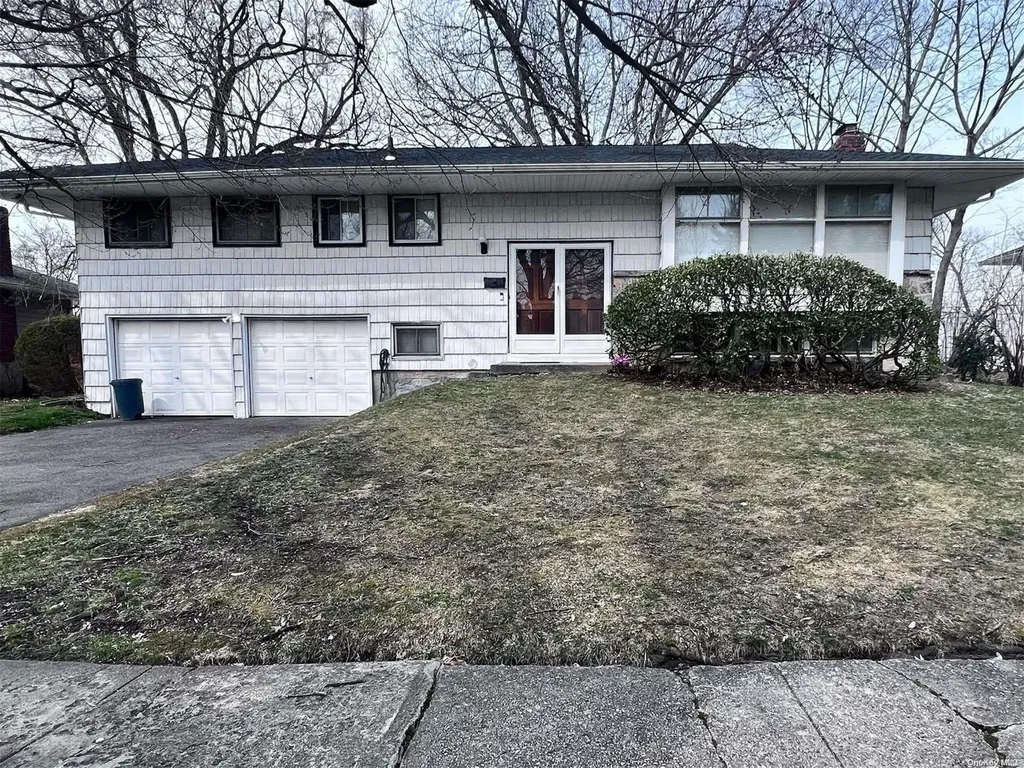 26 Tad Lane Old Bethpage NY 11804