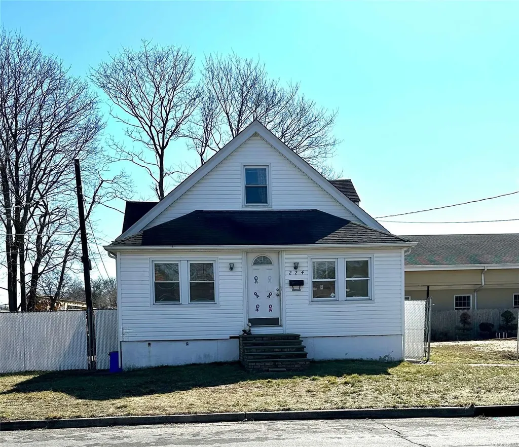 224 E Roslyn Street Islip Terrace NY 11752