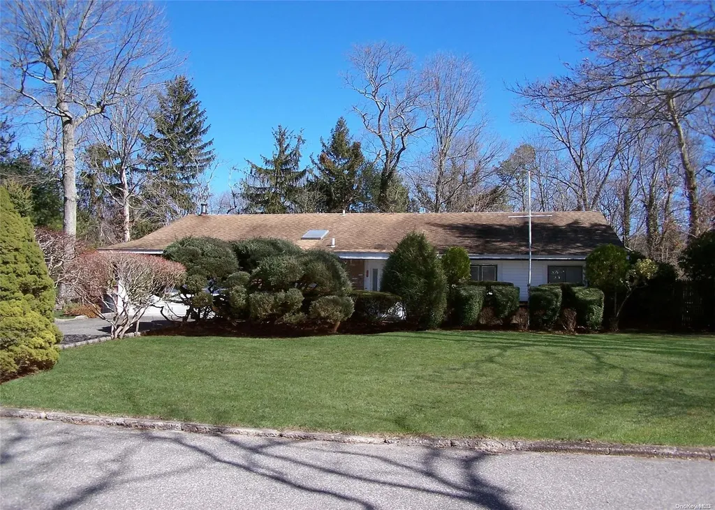 29 Oak Lane Coram NY 11727