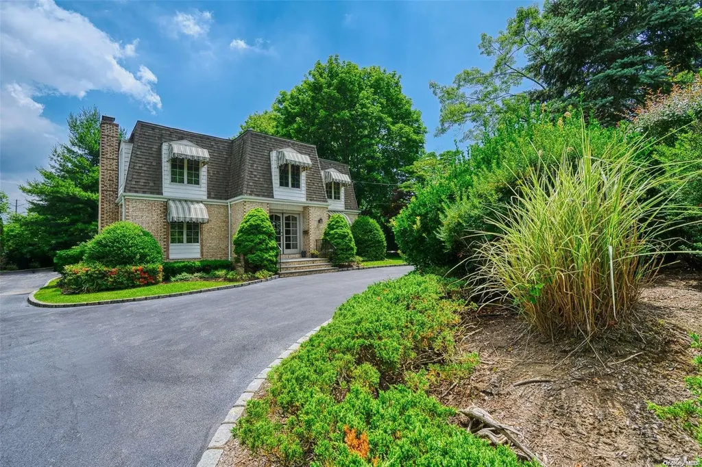 550 Roslyn Road East Williston NY 11596