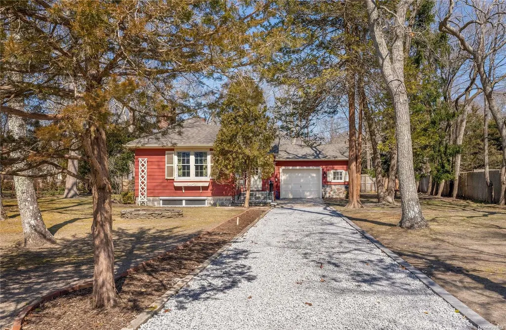 35 Lynncliff Road Hampton Bays NY 11946