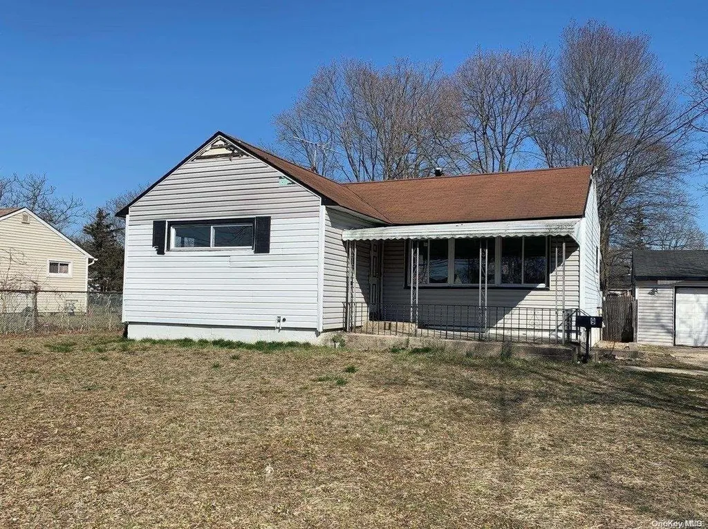 9 E Maple Street Central Islip NY 11722