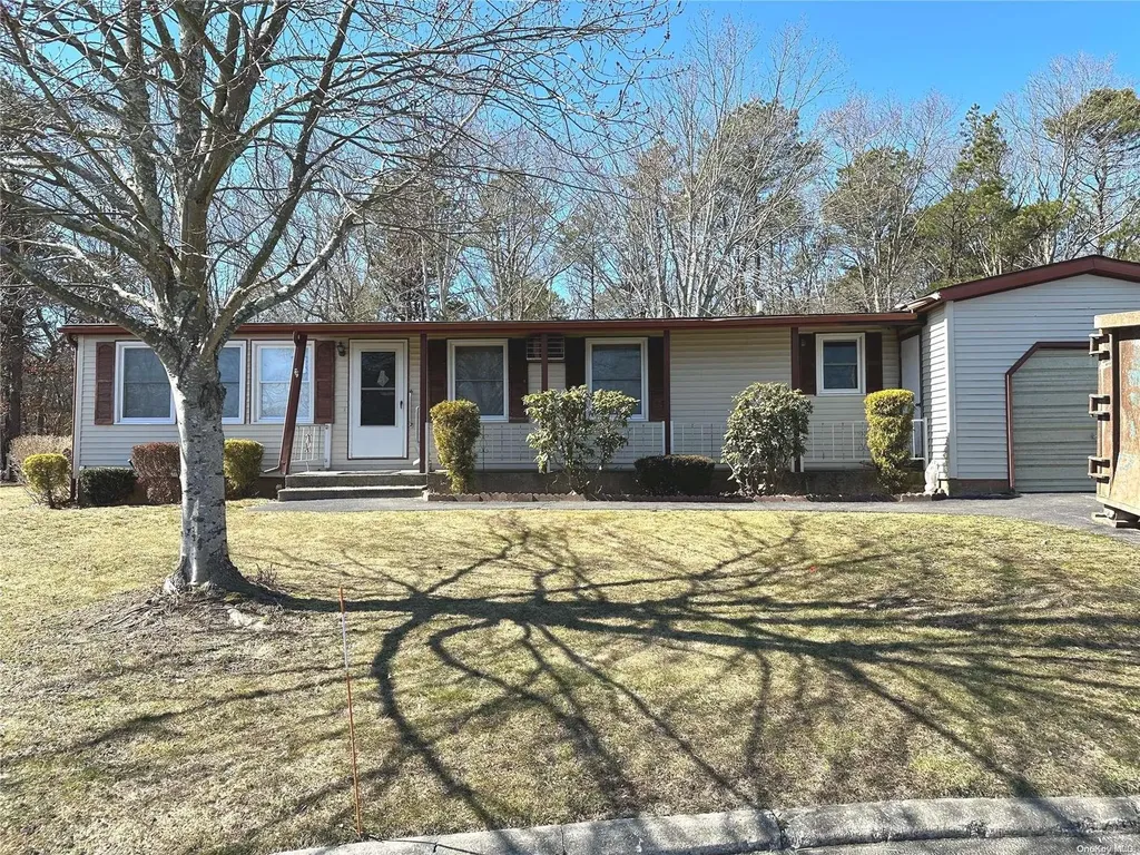 55 Village Circle Manorville NY 11949