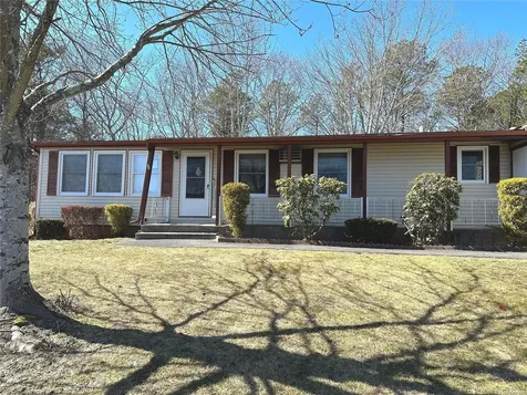 55 Village Circle Manorville NY 11949