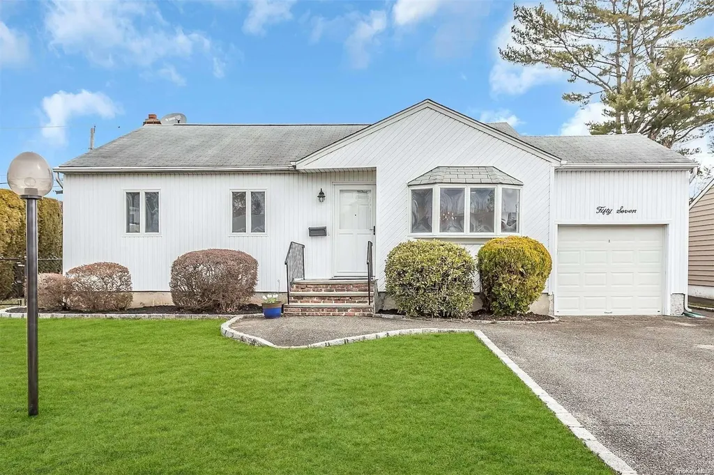 57 Knickerbocker Road E Plainview NY 11803
