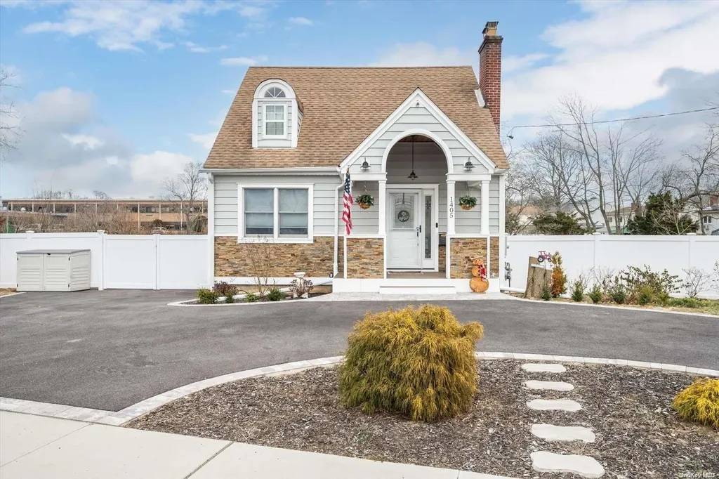 1405 E 3rd Avenue Bay Shore NY 11706