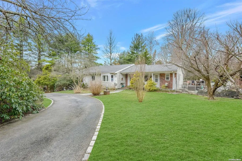 11 Vanderbilt Parkway Dix Hills NY 11746