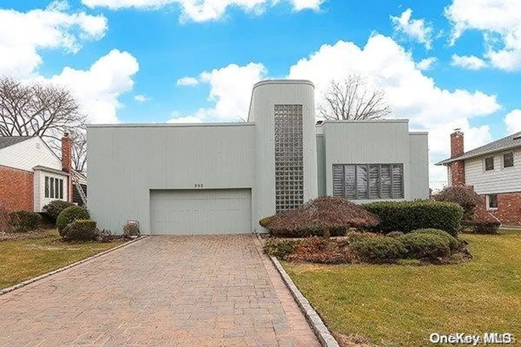 292 Birch Drive Roslyn NY 11576