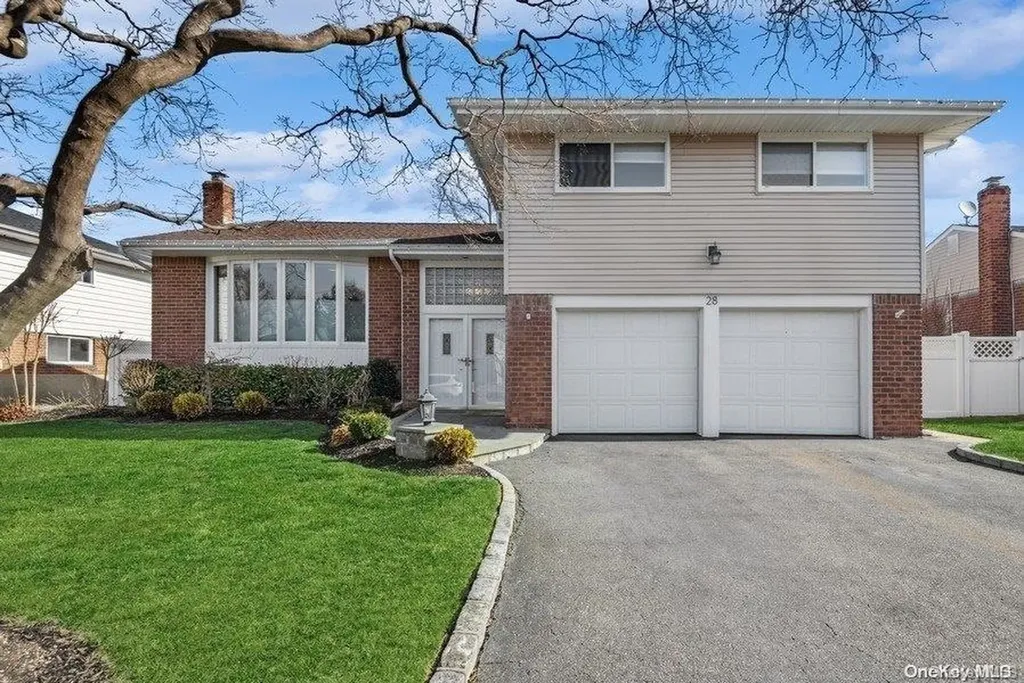 28 S Oaks Boulevard Plainview NY 11803