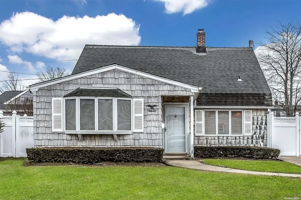 11 Academy Lane Levittown NY 11756