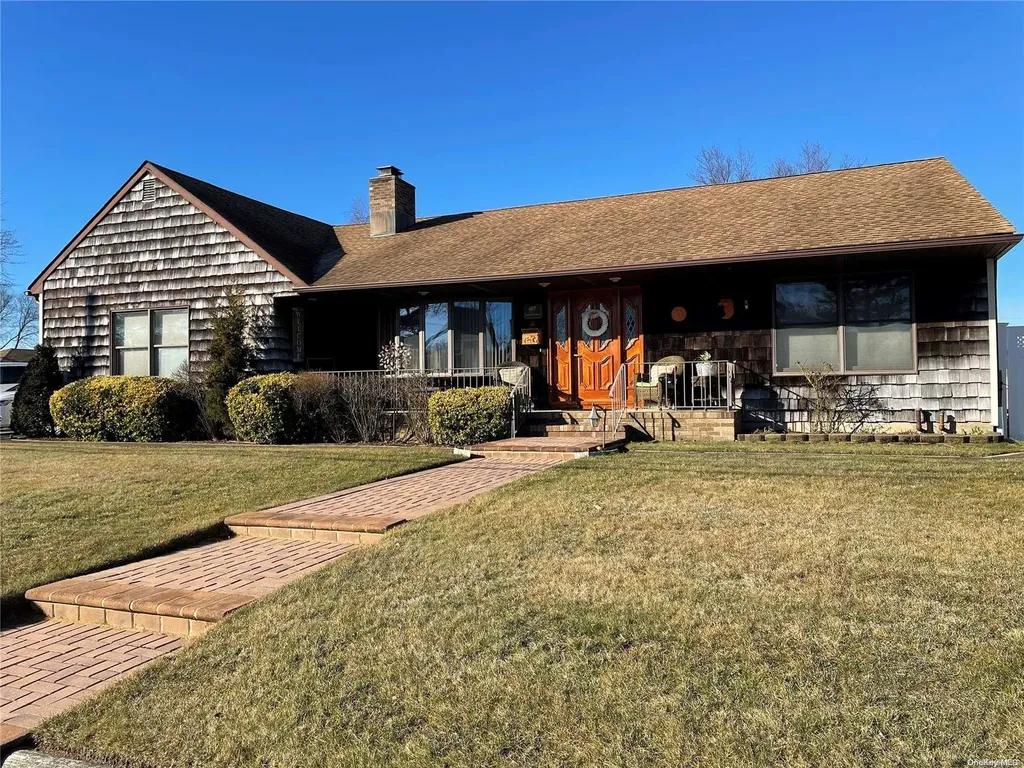 487 S 13th Street Lindenhurst NY 11757