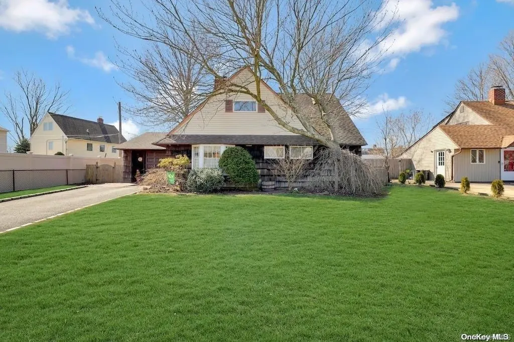 34 Flagstone Lane Westbury NY 11590