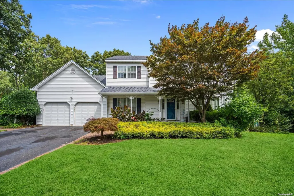 21 Embassy Road Selden NY 11784