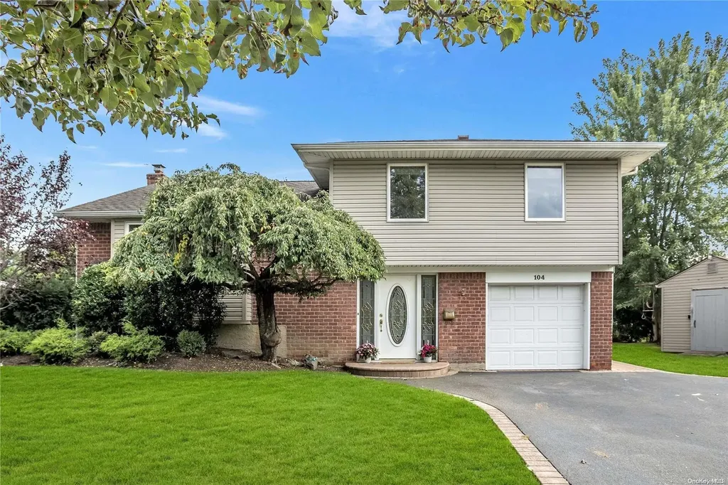 104 Radcliffe Road Plainview NY 11803