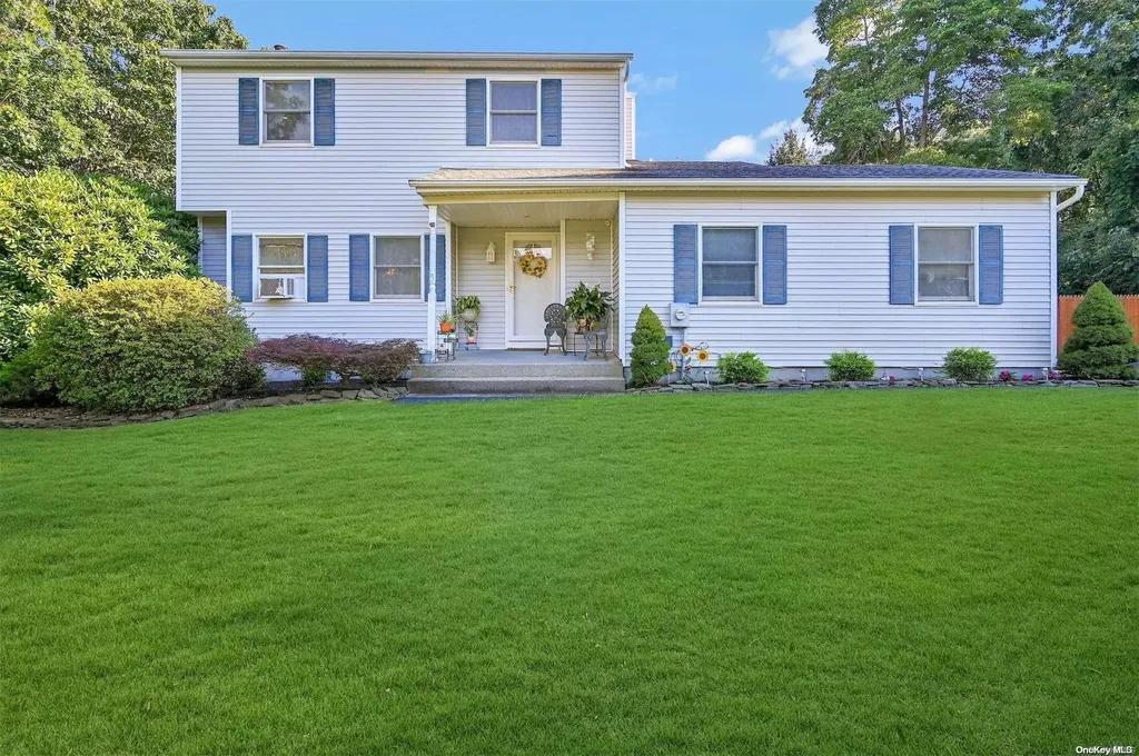 18 Victoria Lane Manorville NY 11949