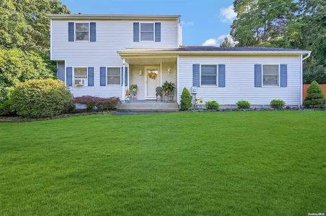 18 Victoria Lane Manorville NY 11949