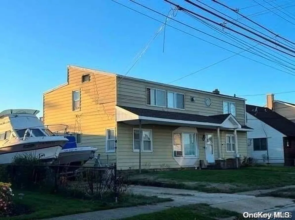 110 East Drive Copiague NY 11726