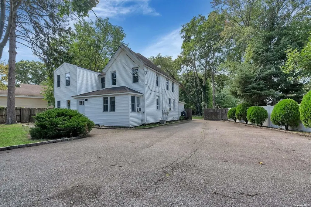 252 Maple Avenue Smithtown NY 11787