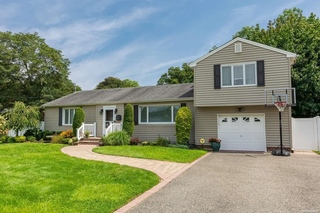 1401 Manor Lane Bay Shore NY 11706