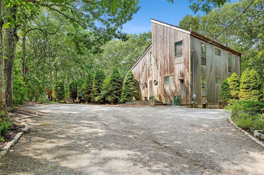 2 Grove Avenue Southampton NY 11968