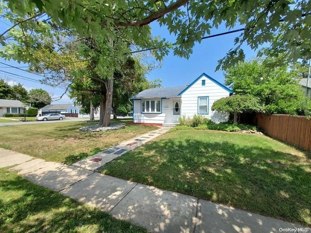 19 Burton Place Lindenhurst NY 11757