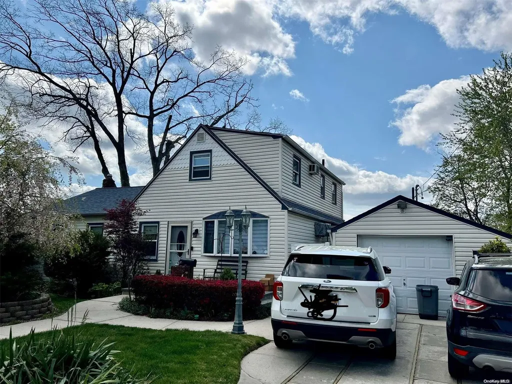 194 16th Street West Babylon NY 11704