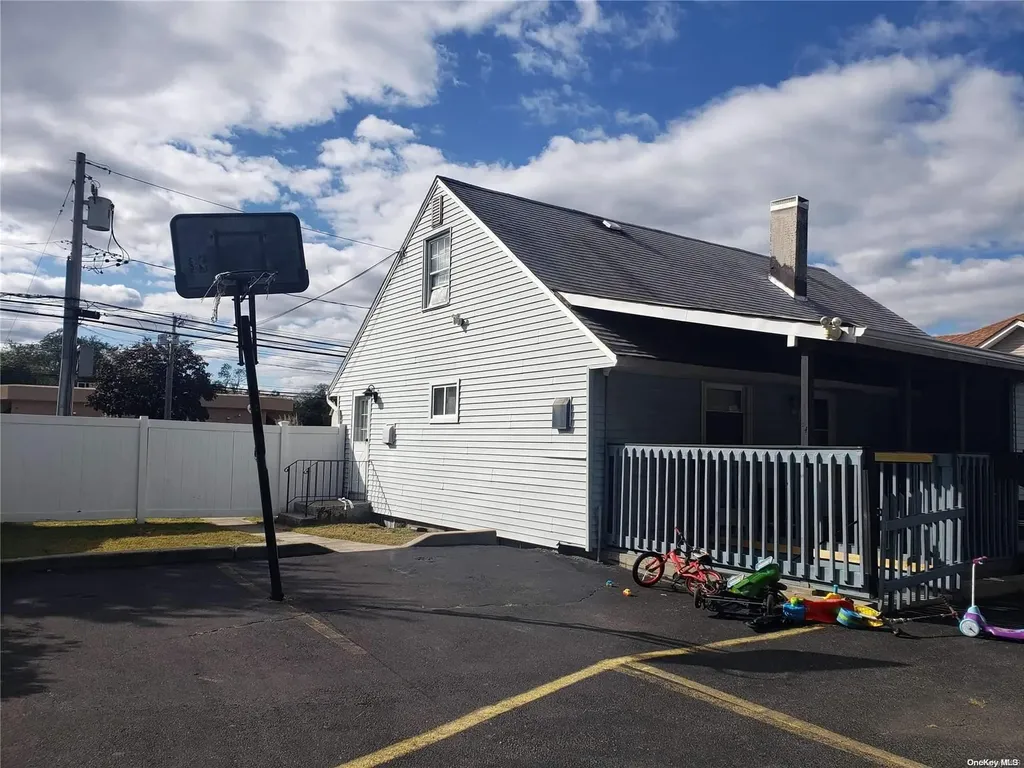 621 Broadway Amityville NY 11701