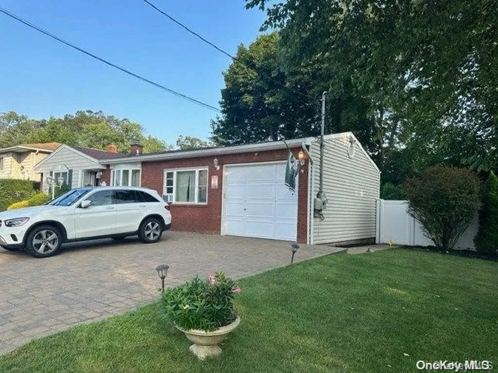 828 Bermuda Road West Babylon NY 11704