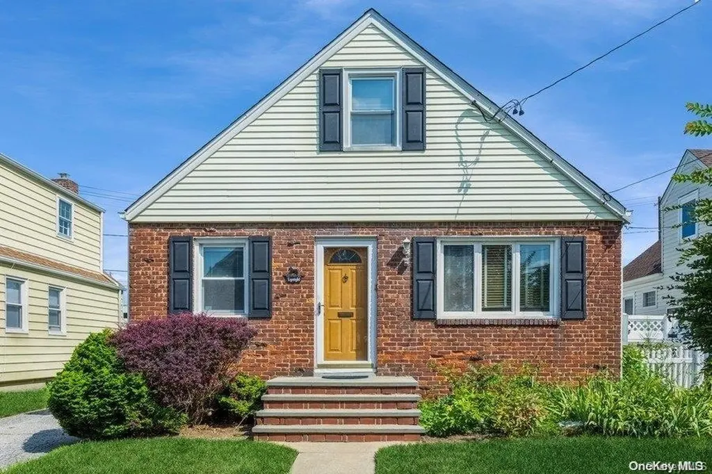 82 Albertson Place Mineola NY 11501
