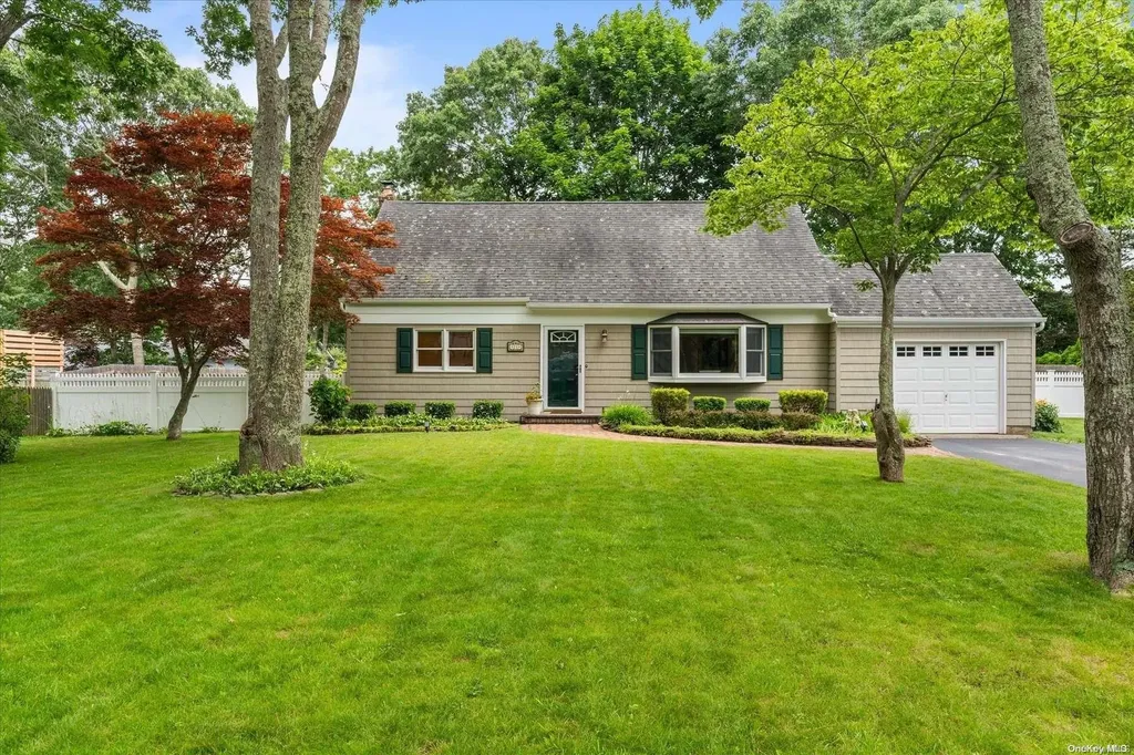20 Riverdale Drive Hampton Bays NY 11946