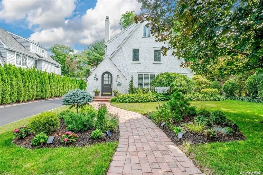 17 Stuart Street Great Neck NY 11023