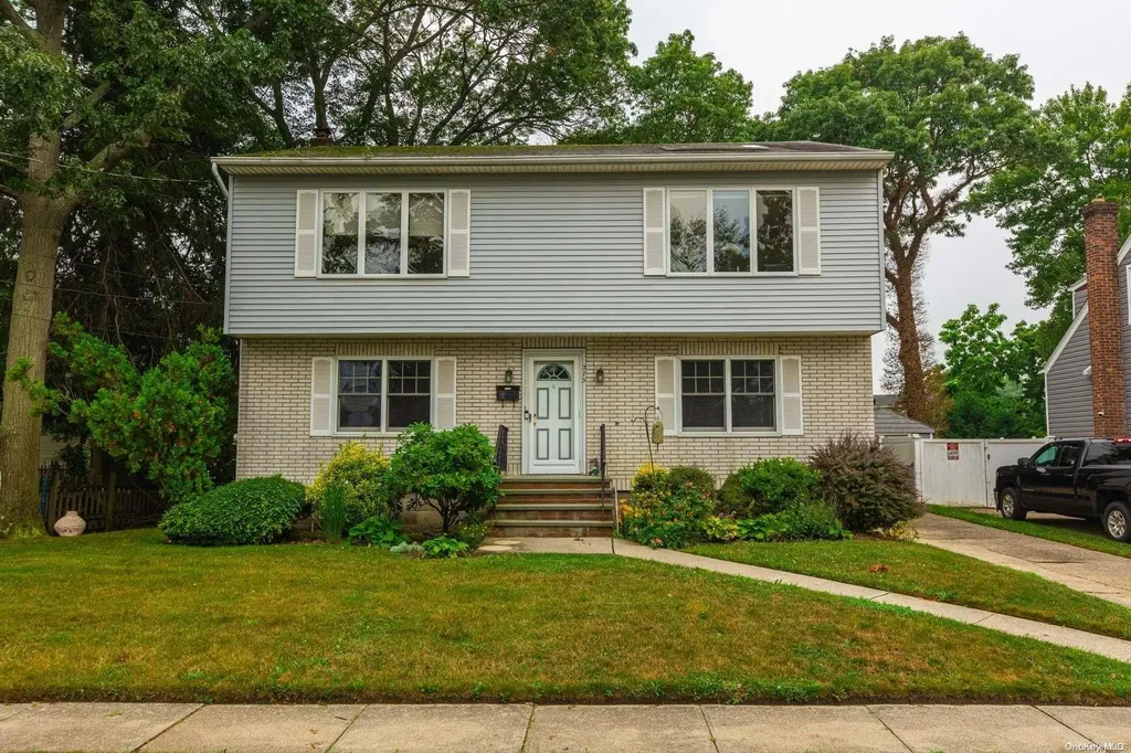 375 S 3rd Street Lindenhurst NY 11757