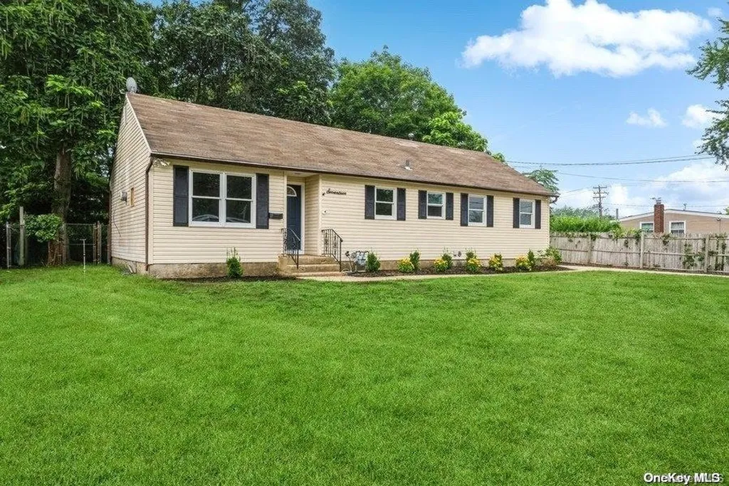 17 Dusk Drive Centereach NY 11720