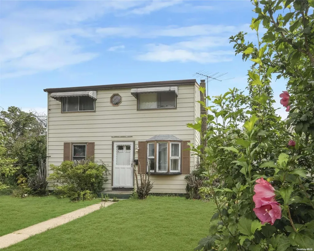 75 Cherubina Lane North Babylon NY 11703