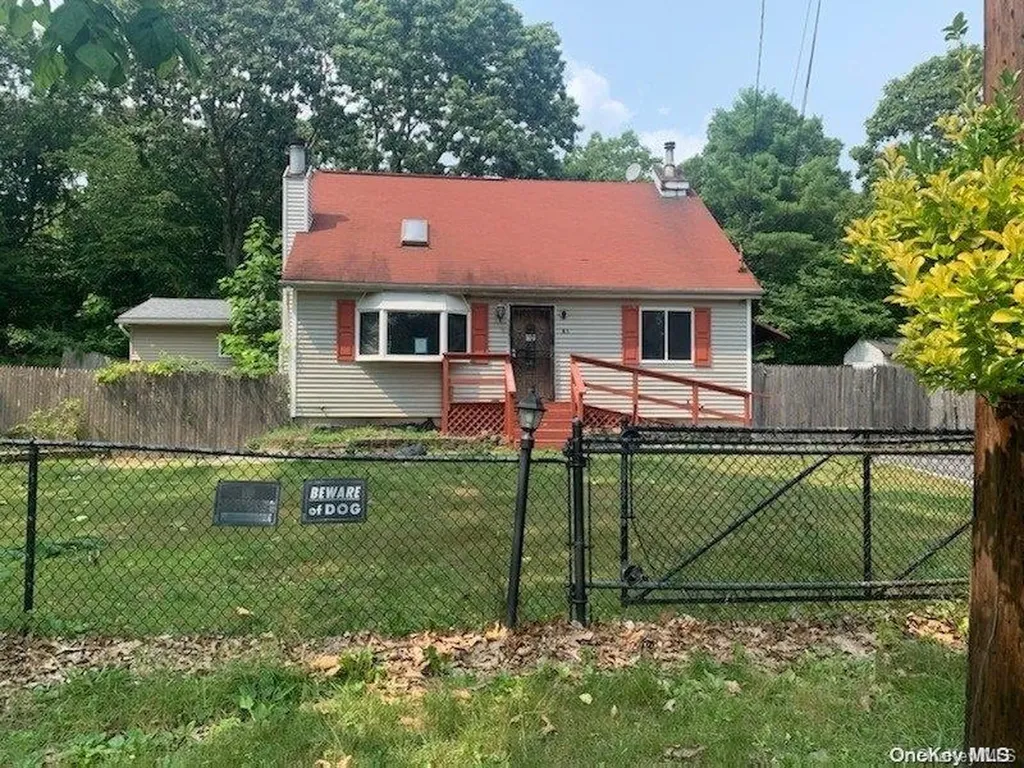 83 West Lane Medford NY 11763
